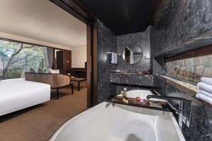 Luxury Double Room, Garden View | Bathroom