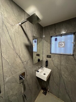 Shower, towels, soap, shampoo - Hotel The Premier Dwarka (Dwarka)