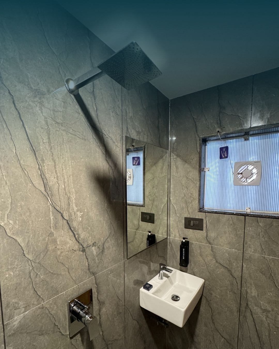 シャワー、タオル、石鹸、シャンプー