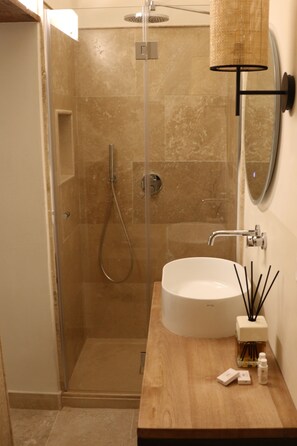 Douche, sèche-cheveux, bidet, serviettes fournies