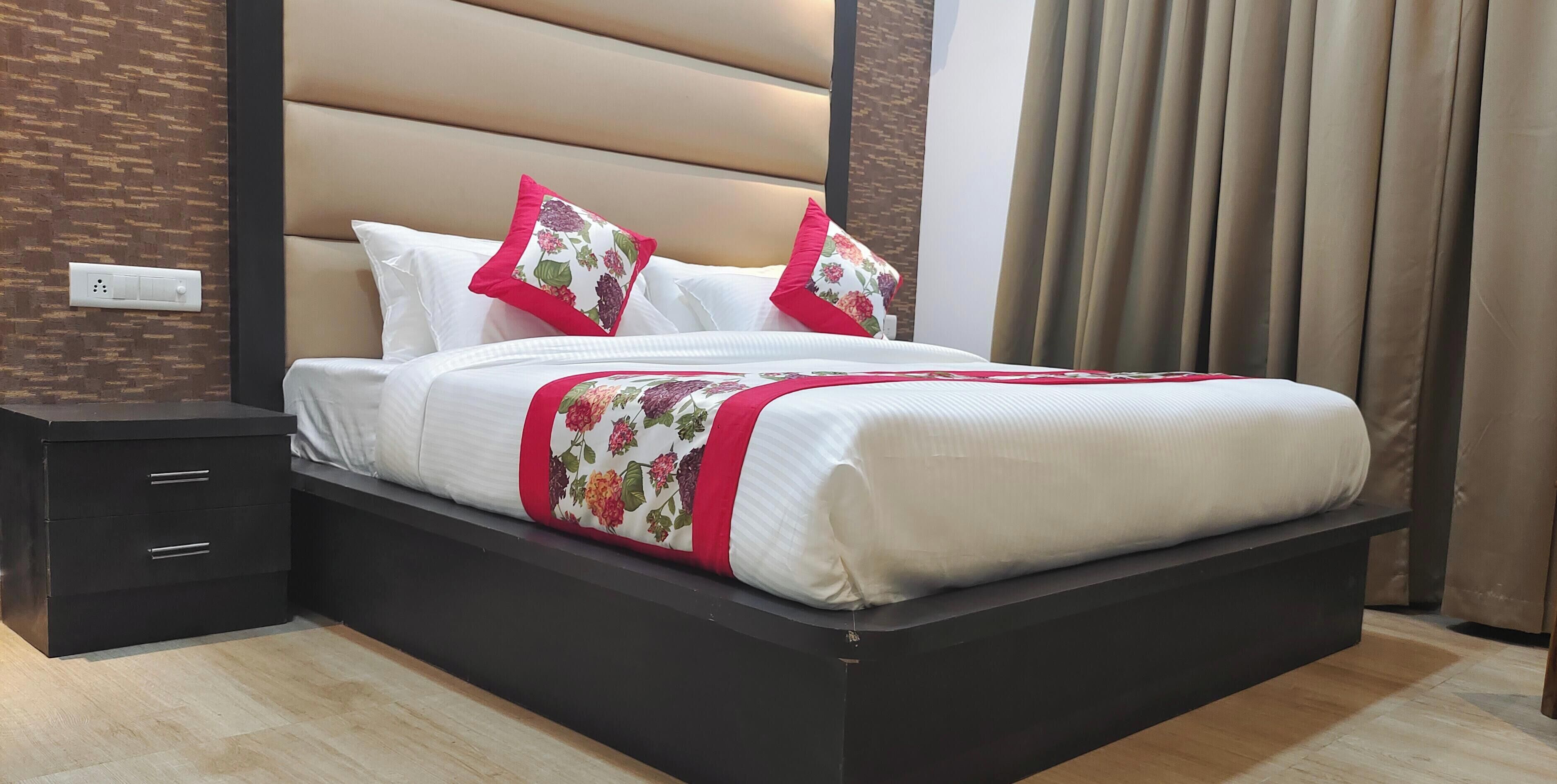 Deluxe Double or Twin Room, 1 Bedroom, City View | Egyptian cotton sheets, premium bedding, desk, laptop workspace