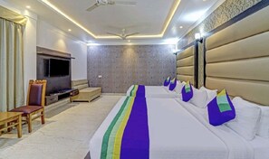 Egyptian cotton sheets, premium bedding, desk, laptop workspace - Hotel Green View (Agra)