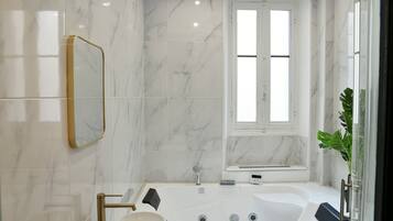 Douche, sĂšche-cheveux, serviettes fournies