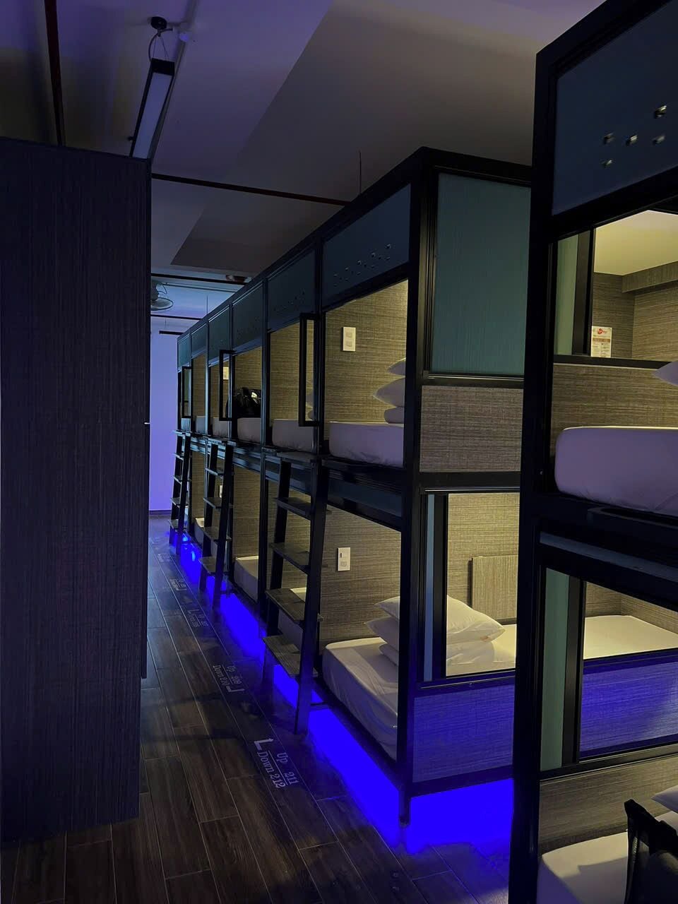 Une chambre d’hôtel avec des lits superposés, une salle de bain et une vue sur la ville.