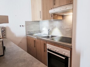 Kühlschrank, Ofen, Kochgeschirr/Geschirr/Besteck