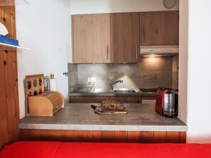 Refrigerador, horno y utensilios de cocina 