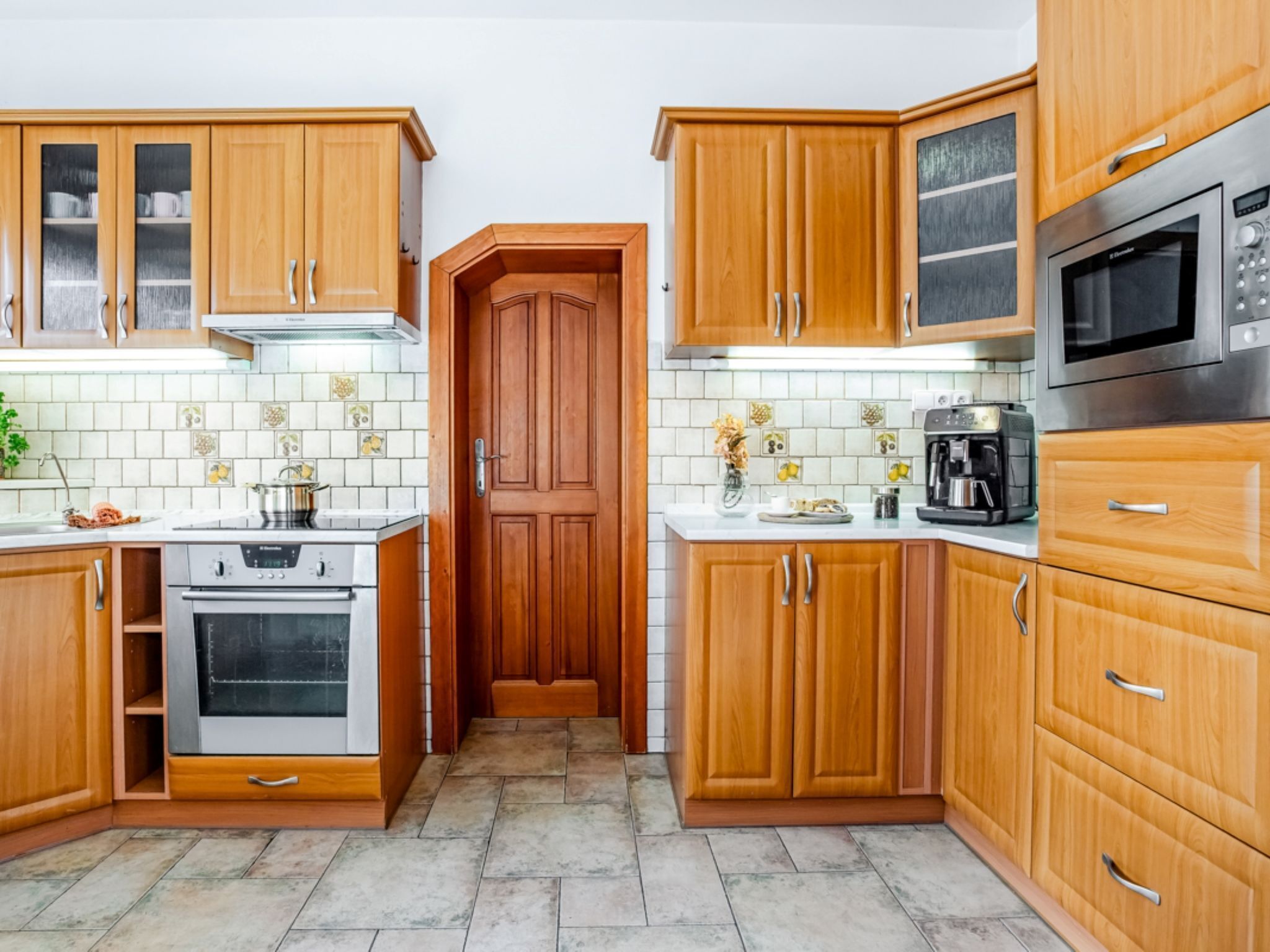 Køleskab, ovn, opvaskemaskine, køkkentøj/tallerkener/redskaber