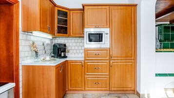 Refrigerador, horno, lavavajillas, utensilios de cocina