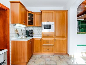 Refrigerador, horno, lavavajillas, utensilios de cocina