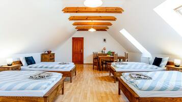 3 bedrooms, desk, internet