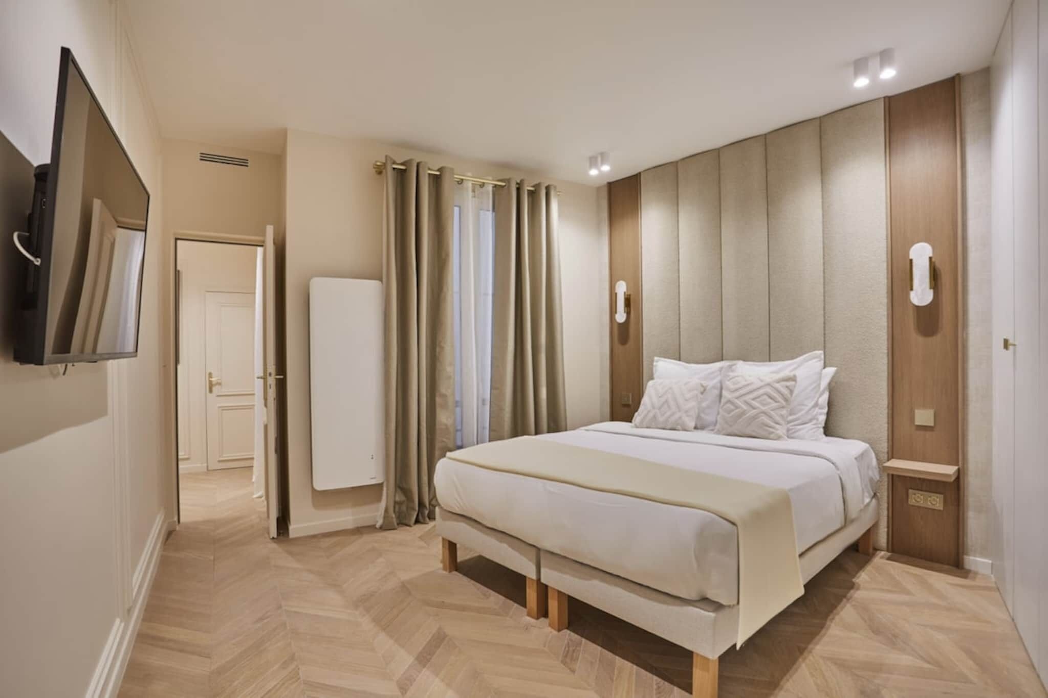 2 bedrooms, desk, iron/ironing board, travel crib