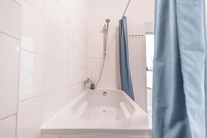 Apartment | Bathroom - Affordable Cozy 2BR Apt Near Stadthalle (Vienna)
