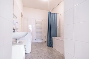 Lejlighed | Badeværelse | Kombination af bruser/badekar, gratis toiletartikler, hårtørrer