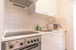 Apartment | Private kitchen | Fridge, microwave, oven, stovetop - Affordable Cozy 2BR Apt Near Stadthalle (Vienna)