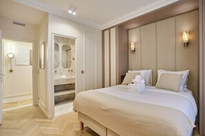 2 bedrooms, iron/ironing board, travel cot, bed sheets - Apartment in the Marais with Air-conditioned (Paris)