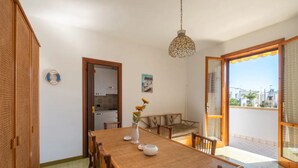 Apartemen, balkon, pemandangan kota | Area keluarga | Televisi layar datar 32-inci dengan saluran TV kabel