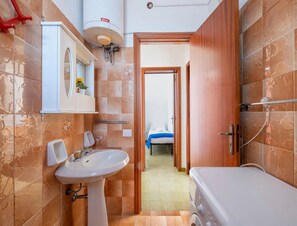 A bathroom with a sink, toilet, and shower area. - Villetta Marinaci Porto Cesareo (Porto Cesareo)