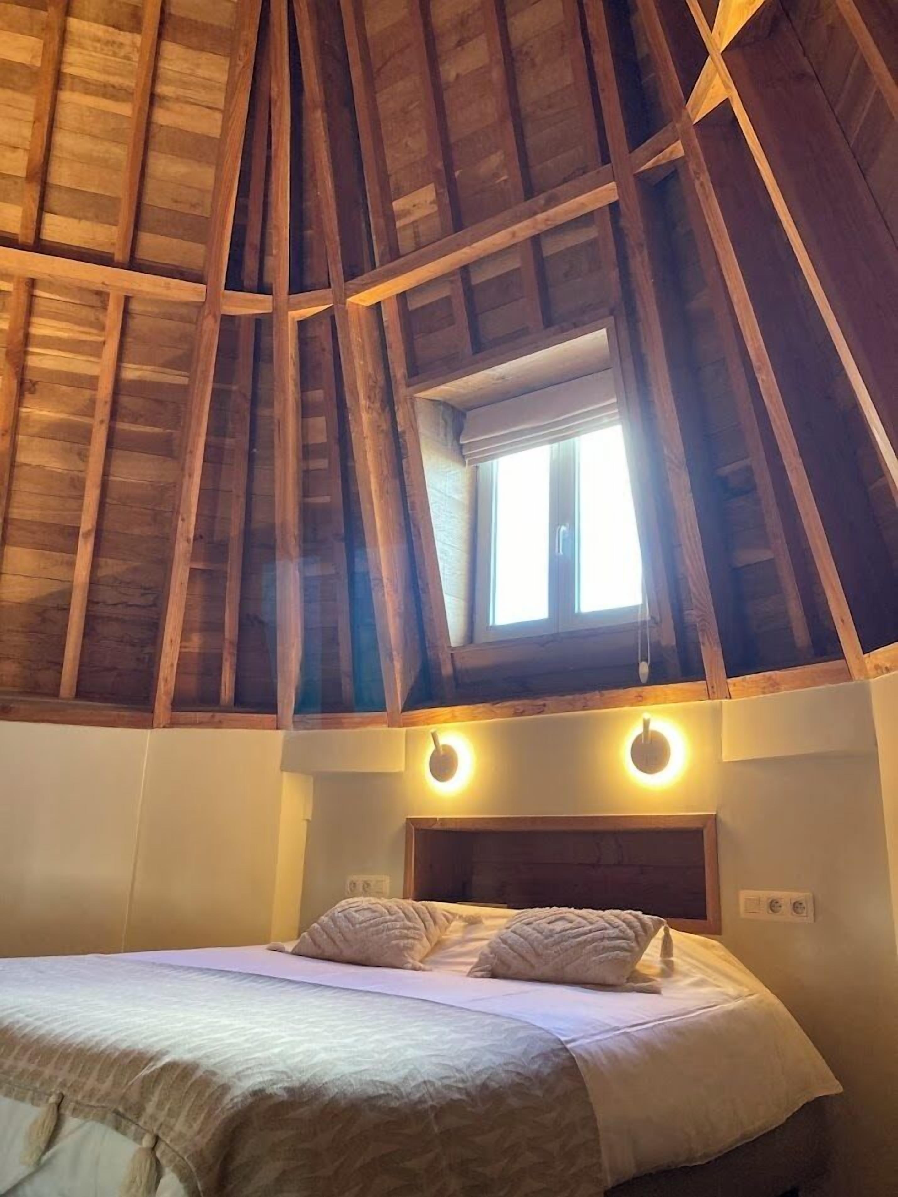 Cortinas blackout, tabla de planchar con plancha y cuna de viaje 