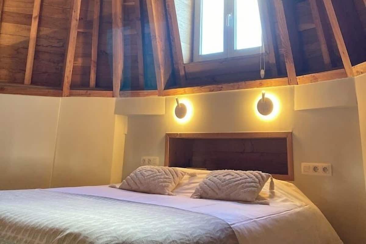 Suite Deluxe, balcón, vista a la ciudad | Cortinas blackout, tabla de planchar con plancha y wifi gratis