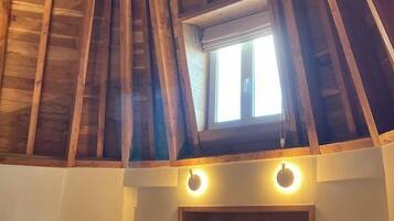 Deluxe suite, balkon, uitzicht op de stad | Verduisterende gordijnen, een strijkplank/strijkijzer, reisbedje