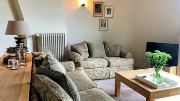 Deluxe suite, balkon, uitzicht op de stad | Verduisterende gordijnen, een strijkplank/strijkijzer, reisbedje