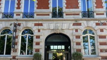 Vista frontal de la propiedad