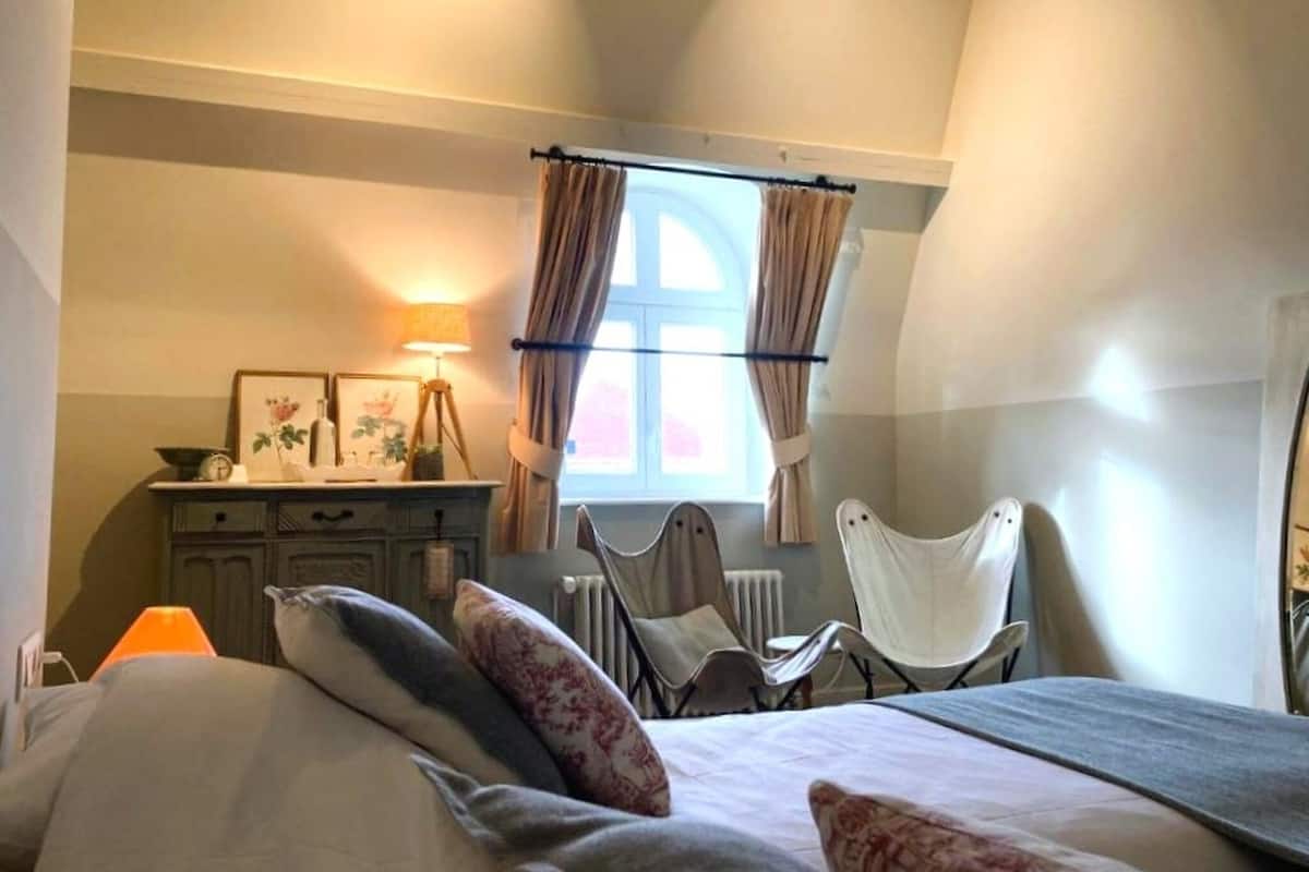 Habitación superior con 2 camas individuales, vista a la ciudad | Cortinas blackout, tabla de planchar con plancha y wifi gratis