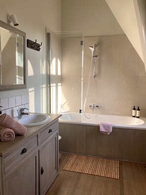 Superior Twin Room, City View | Bathroom | Hair dryer, towels, soap, shampoo