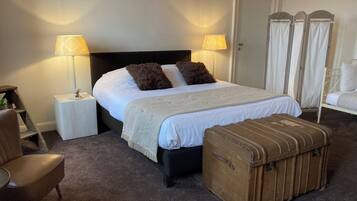 Rideaux occultants, fer et planche Ă repasser, lit parapluie