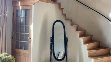 Suite – deluxe, balkong, byutsikt | Blendingsgardiner, strykejern/-brett og reiseseng for barn