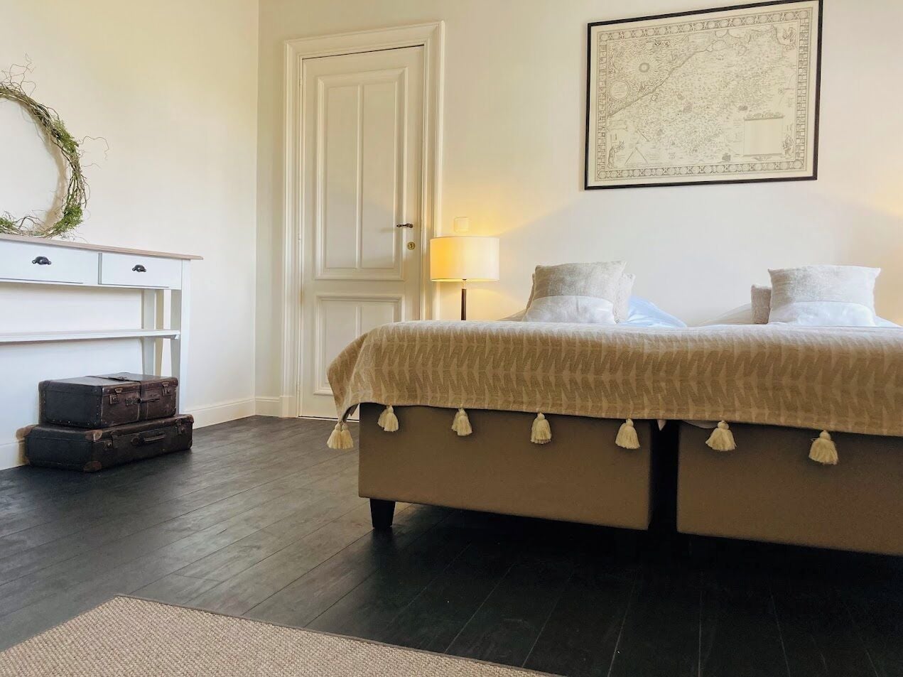 Cortinas blackout, tabla de planchar con plancha y cuna de viaje 