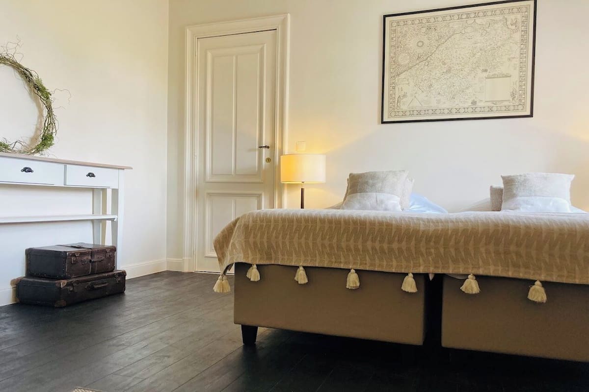 Suite familiar, para no fumadores, vista al canal | Cortinas blackout, tabla de planchar con plancha y wifi gratis