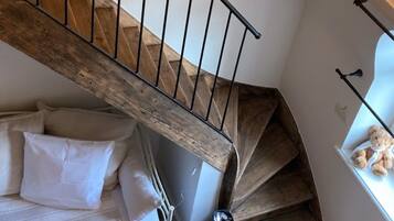 Suite Familiale, non-fumeurs, vue canal | Rideaux occultants, fer et planche Ă repasser, lit parapluie