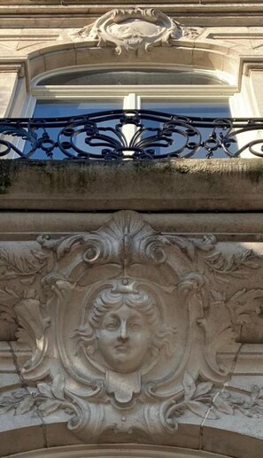 Vista frontal de la propiedad