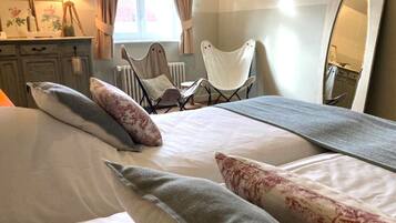 Habitación superior con 2 camas individuales, vista a la ciudad | Cortinas blackout, tabla de planchar con plancha y cuna de viaje