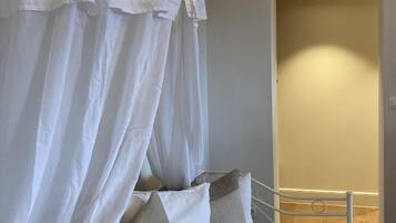 Cortinas blackout, tabla de planchar con plancha y wifi gratis