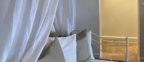 Rideaux occultants, fer et planche à repasser, lit parapluie