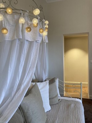 Habitación triple Deluxe | Cortinas blackout, tabla de planchar con plancha y wifi gratis 