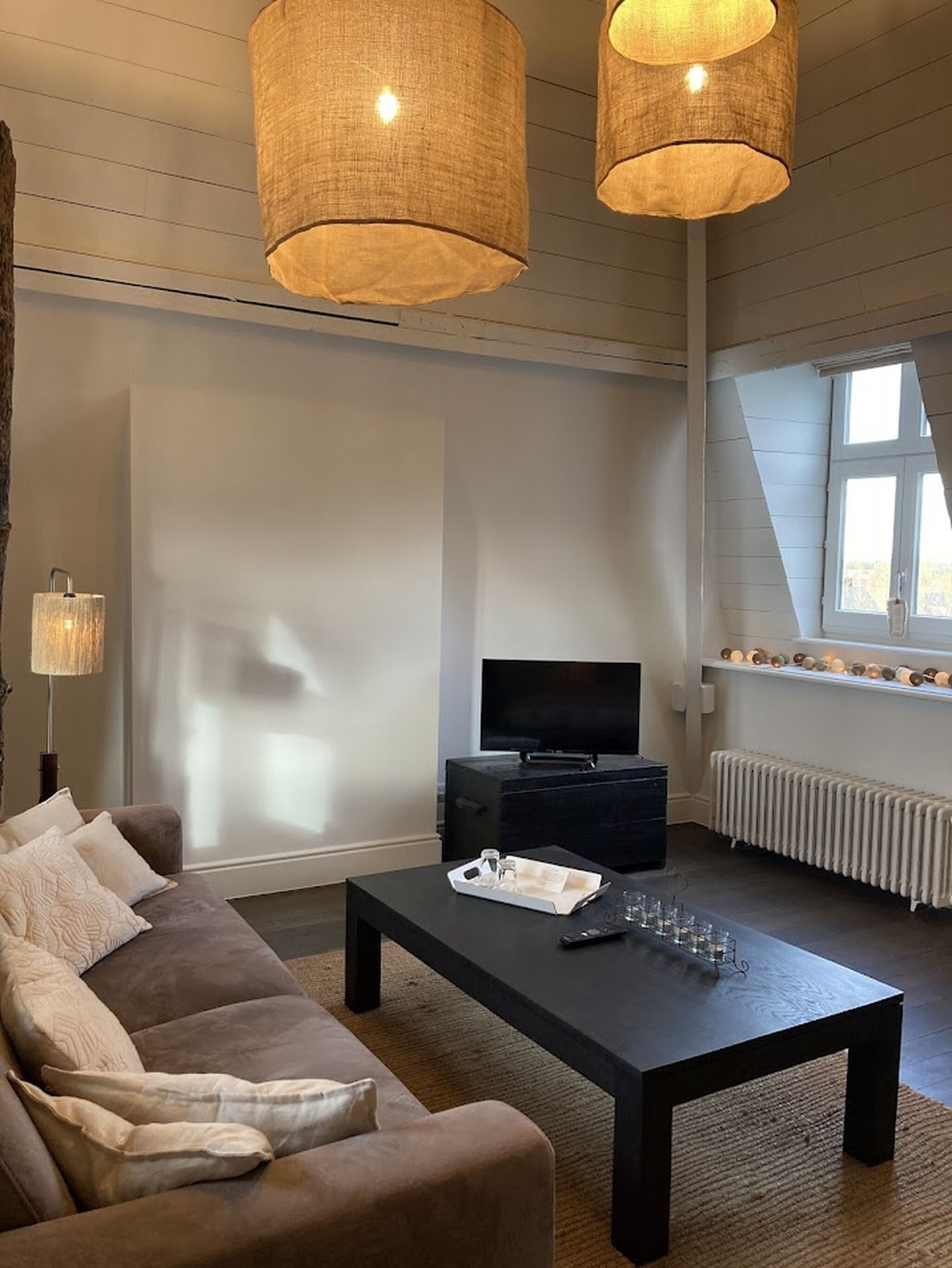 Cortinas blackout, tabla de planchar con plancha y cuna de viaje 