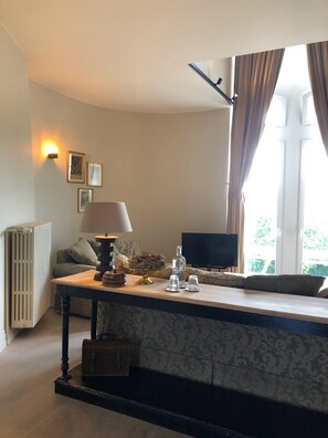 Suite Deluxe, balcón, vistas a la ciudad | Cortinas opacas, tabla de planchar con plancha, cuna de viaje