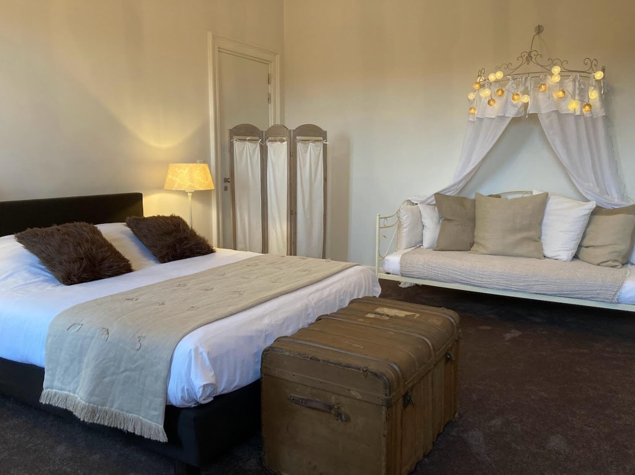 Cortinas blackout, tabla de planchar con plancha y cuna de viaje 