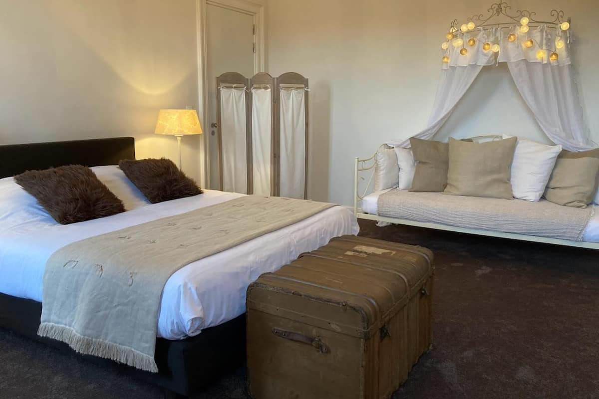 Habitación triple Deluxe | Cortinas blackout, tabla de planchar con plancha y wifi gratis