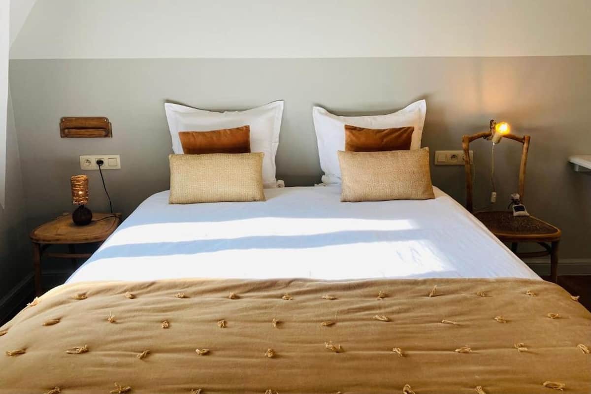 Habitación doble superior, 1 cama Queen size, vista a la ciudad | Cortinas blackout, tabla de planchar con plancha y wifi gratis