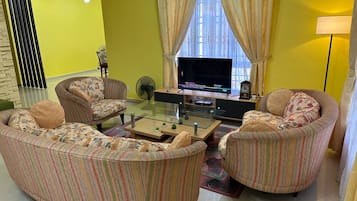 Bungalow, 5 Bedrooms, Smoking, Balcony | Living room