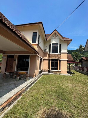 Bungalow, 5 Bedrooms, Smoking, Balcony | Bahagian luar