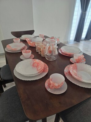 House, 5 Bedrooms, Smoking, Balcony | Dining room