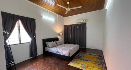 Bayan Lepas Getaway - Nature Views & BBQ Haven