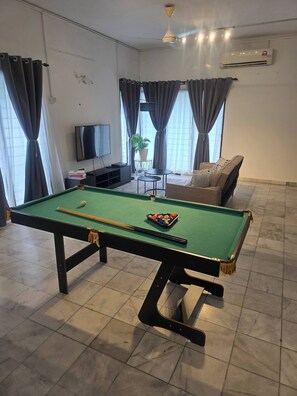 Casa, 5 quartos, para fumantes, sacada | Sala de jogos