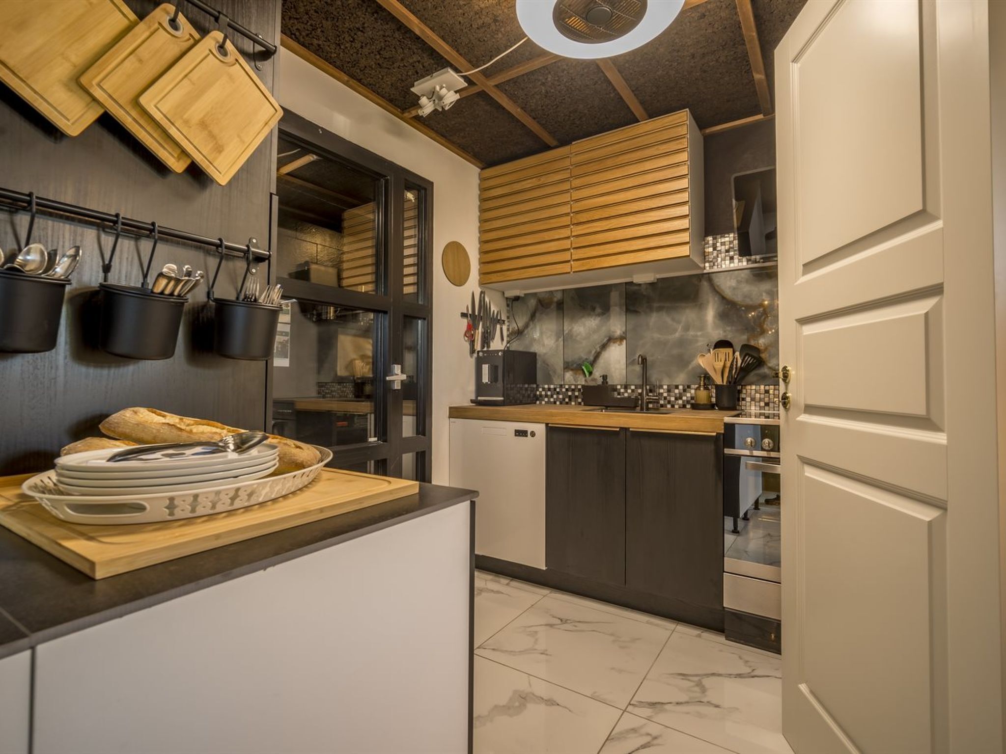 Køleskab, mikrobølgeovn, opvaskemaskine, køkkentøj/tallerkener/redskaber