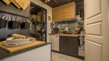 Køleskab, mikrobølgeovn, opvaskemaskine, køkkentøj/tallerkener/redskaber